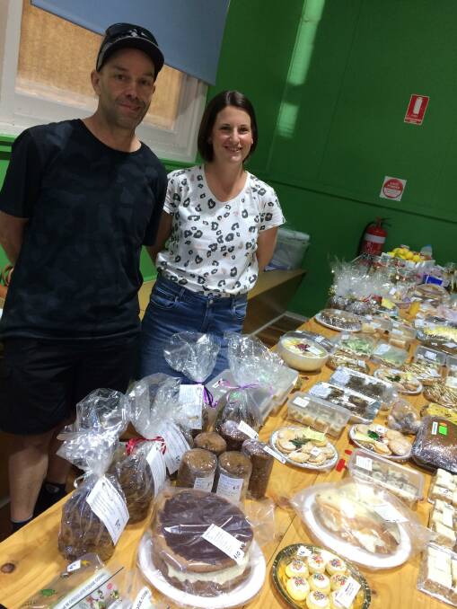 FUNDRAISE: Wayne Klauss and Lisa Haddow at a previous Ararat Market
fundraiser for Murray to Moyne. Picture: CONTRIBUTED.