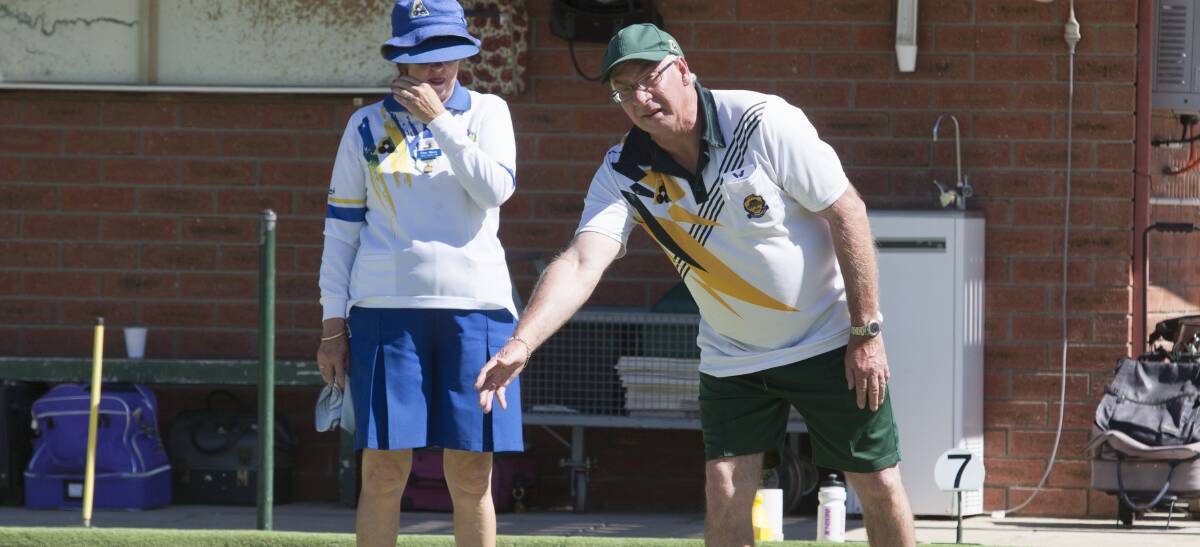 THIS WAY: Ararat bowler Steve Walker give directions to his team during Grampians Bowls Division competition on Saturday. Picture: Peter Pickering