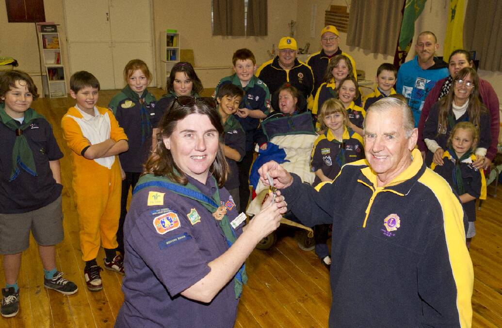 Lion Mick Thornbury returns the keys to the Scout Hall to 2nd Ararat Scout Group leader Belinda Graham after the Lions helped upgrade the kitchen.