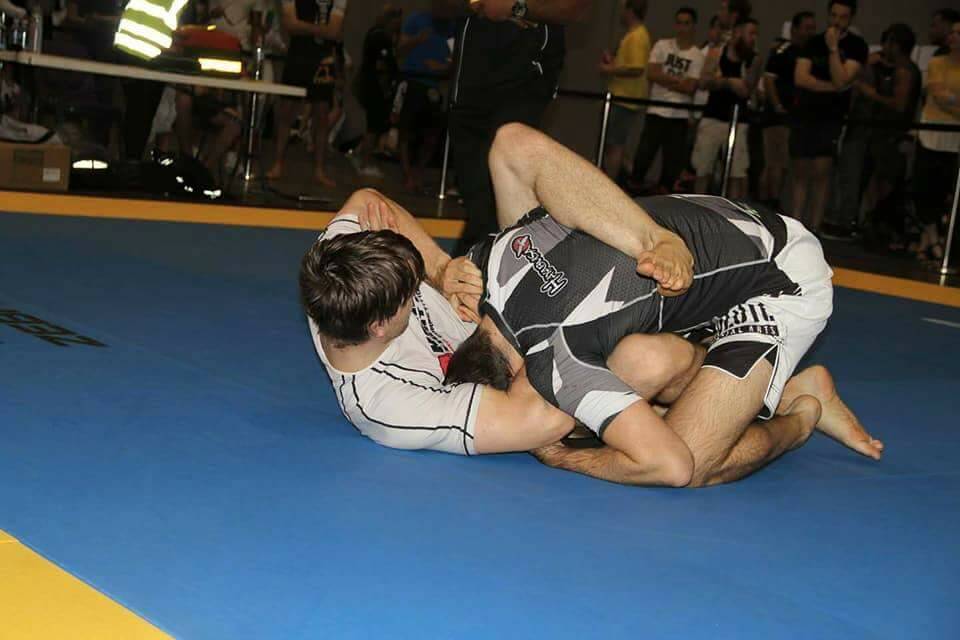DISCIPLINED: Ararat's Travis Bywater applies a guillotine choke during the 2017 Arnold Classic.
