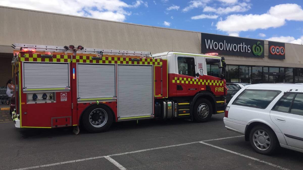 Country Fire Authority crews attend an incident at Horsham's Woolworths supermarket on Friday afternoon. Picture: SOPHIE BOYD