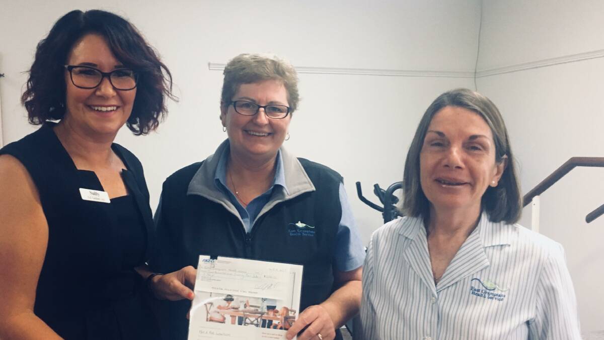 Sally Heard from G J Gardner Homes Ararat presents a cheque to East Grampians
Health Service’s Caroline Hamilton and Cheryl Haines.