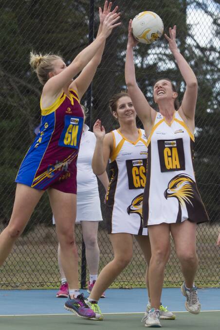 Despite Sara Kinnersly s strong form in the goal circle, the Hawks went down by six goals. Pictures: PETER PICKERING