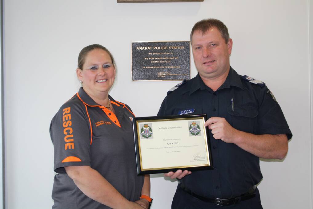 Ararat SES Unit controller Donna Dunmore, receives a certificate of appreciation
from Ararat Police Senior Sergeant Damian Ferrari.