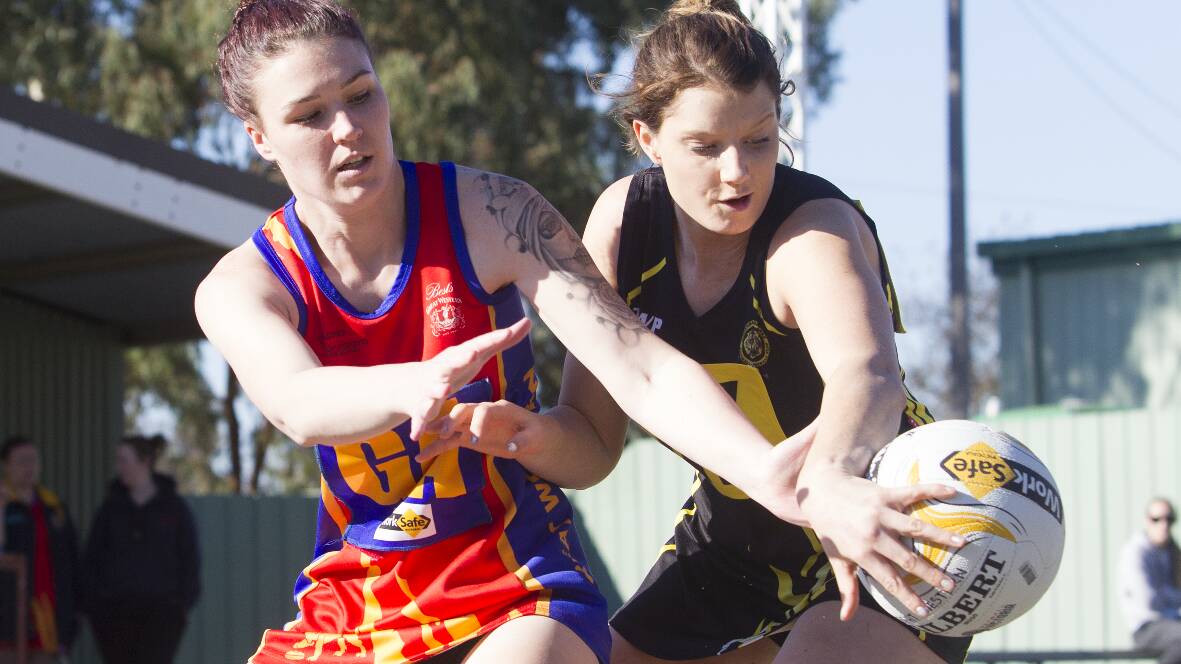 Kayla Giles battles to win the ball for Great Western against Woorndoo/Mortlake
opponent Kate Reynolds during last Saturday’s match. Picture: PETER PICKERING