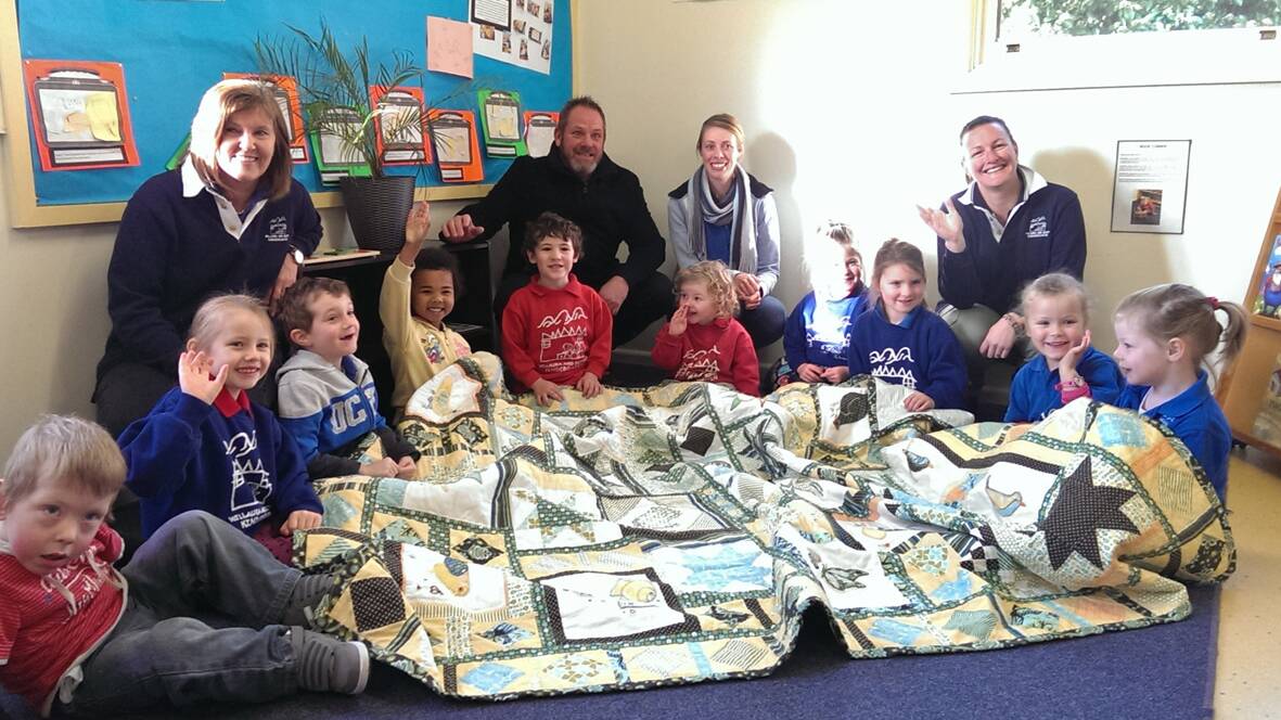 Jacob Warrior-Day (far left) with members of the Willaura and District Kindergarten and the quilt made by the Willaura and District Quilters Group which was raffl ed to help raise money for a wheelchair for Jacob.
