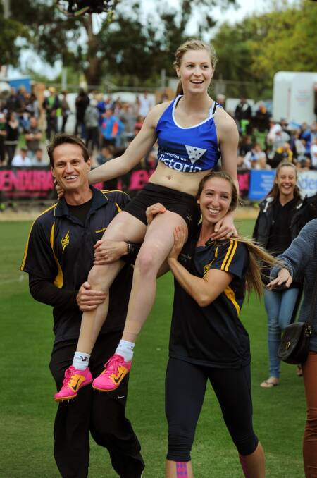 Holly Dobbyn wins the 2014 Womens Stawell Gift, on the shoulders of Peter O'Dwyer and Tara Domaschenz. 