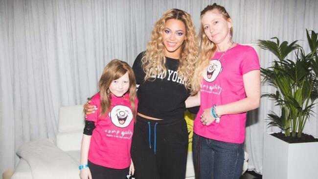 Chelsea James, Beyonce Knowles and Donna James backstage at Beyonce's 2013 show. 
