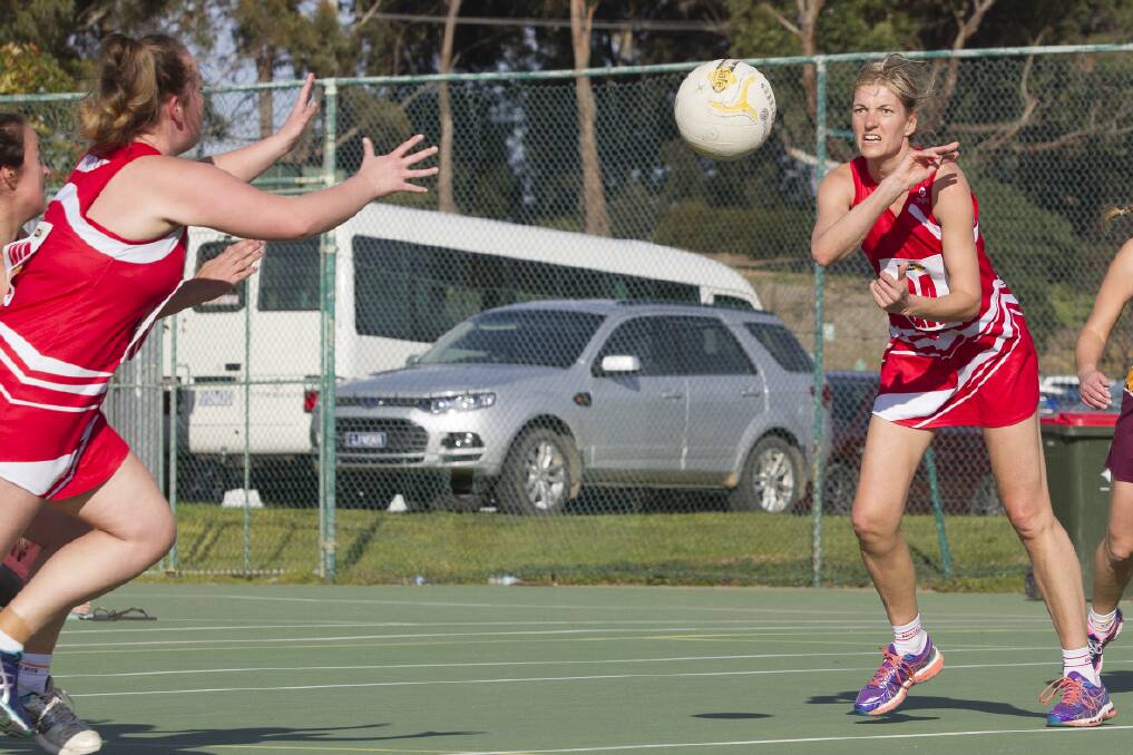 Ararat A grade midcourt player Lauri Williamson receives a pass from team mate Megan Shea during last Saturday’s clash with the Warrack Eagles. The Rats put in a competitive first half before falling away to go down by 21 goals. Picture: PETER PICKERING