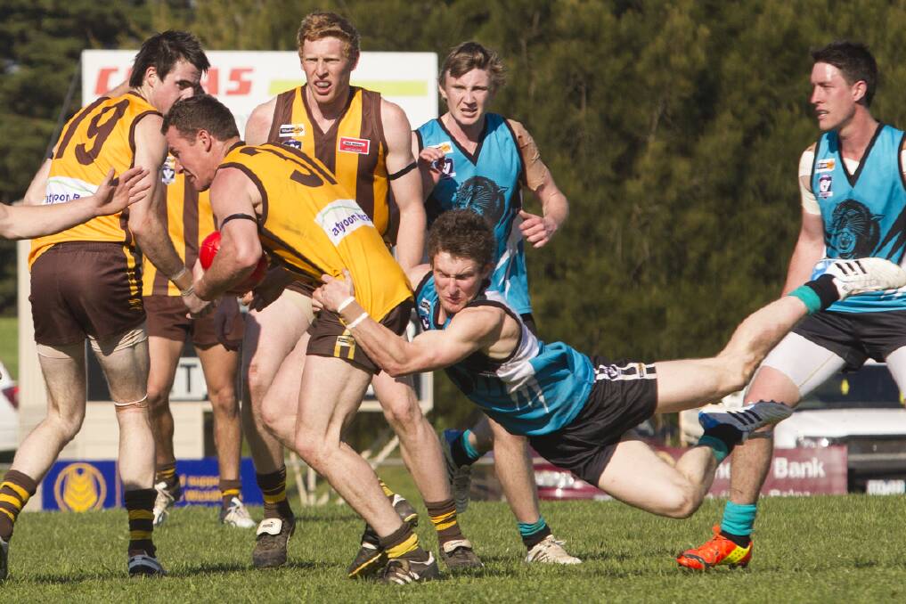 Moyston/Willaura’s Luke Thomas gets a good grip on Tatyoon’s Andrew Laidlaw in Saturday’s senior second semi final at Lake Bolac. The Hawks upset the Mininera and District Football League fl ag favourites by 29 points. 