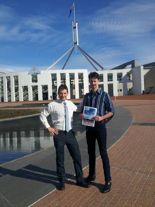 Friends of the Earth’s Shaun Murray and Leigh Ewbank take the RET Road Trip
findings to Parliament House, Canberra.