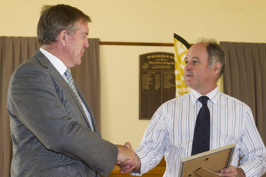 Hugh Delahunty receives his Council award from Ararat Mayor Paul Hooper.