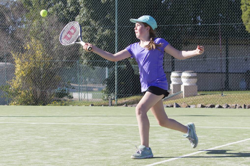 Alex makes a return during the Mininera and District Junior Tennis Association
grand fi nals at the Ararat City Tennis Club last weekend. Pictures: PETER PICKERING