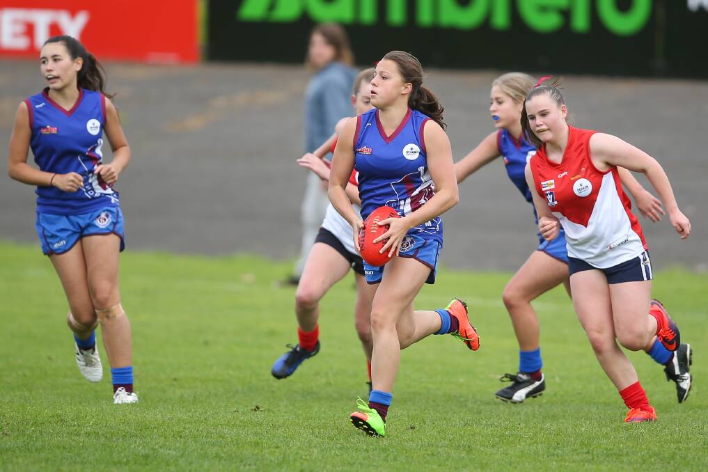 Horsham's Miette Hopper looks for options further down the ground while playing South Warrnambool. Picture: MORGAN HANCOCK