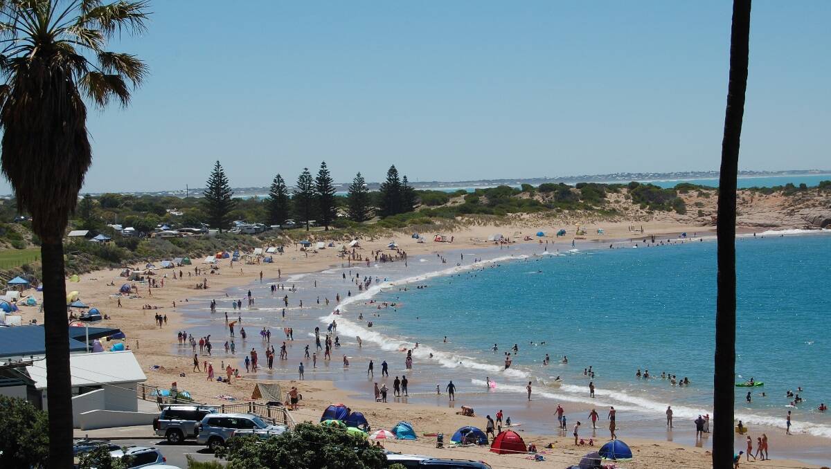 Thousands head for the beach at Horseshoe Bay, South Australia, to avoid the beginning of the state's heatwave.
