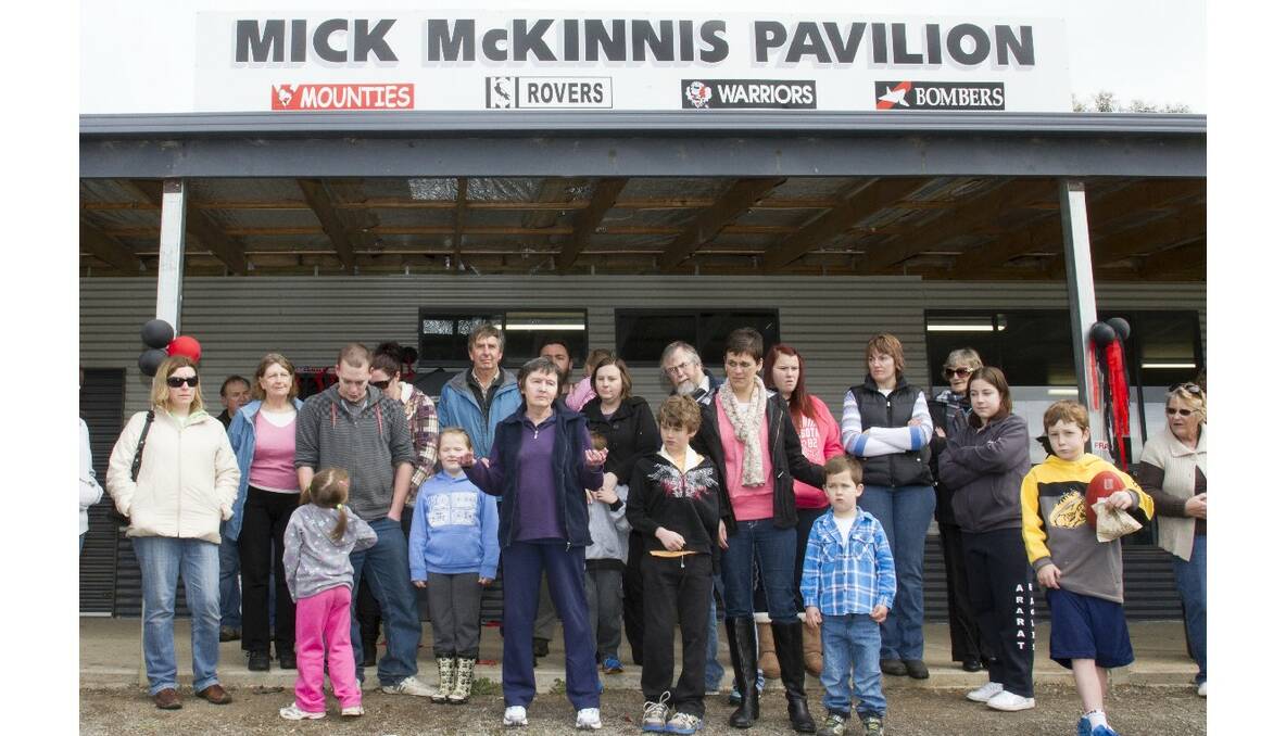 Mick McKinnis’ daughter Keryn (centre) with the family at the offi cial opening of the Mick McKinnis Pavilion.