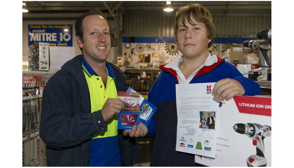 Mitre 10’s Mark Sullivan helping Brodie Hunter with prizes for the Charity Golf Day in support of Kidney Health Australia. Picture: PETER PICKERING.