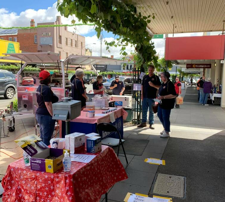 Lions Club of Ararat enjoyed a goof turnout to its sausage sizzle on Saturday. Picture: SUPPLIED