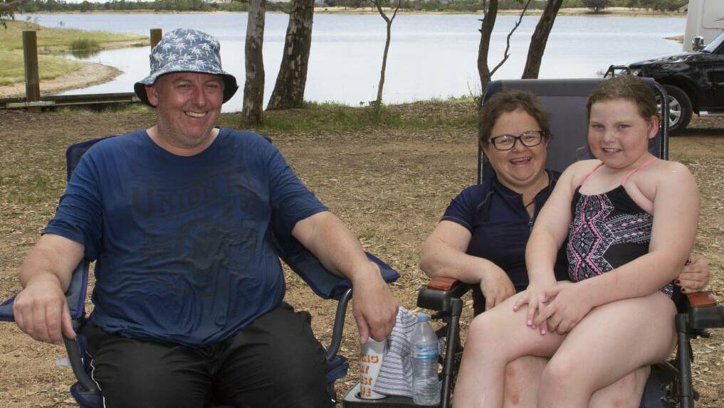 Melbourne visitors Andrew, Bobbie, and Sophie Constable beating the heat at Green Hill Lake. Picture by Peter Pickering.
