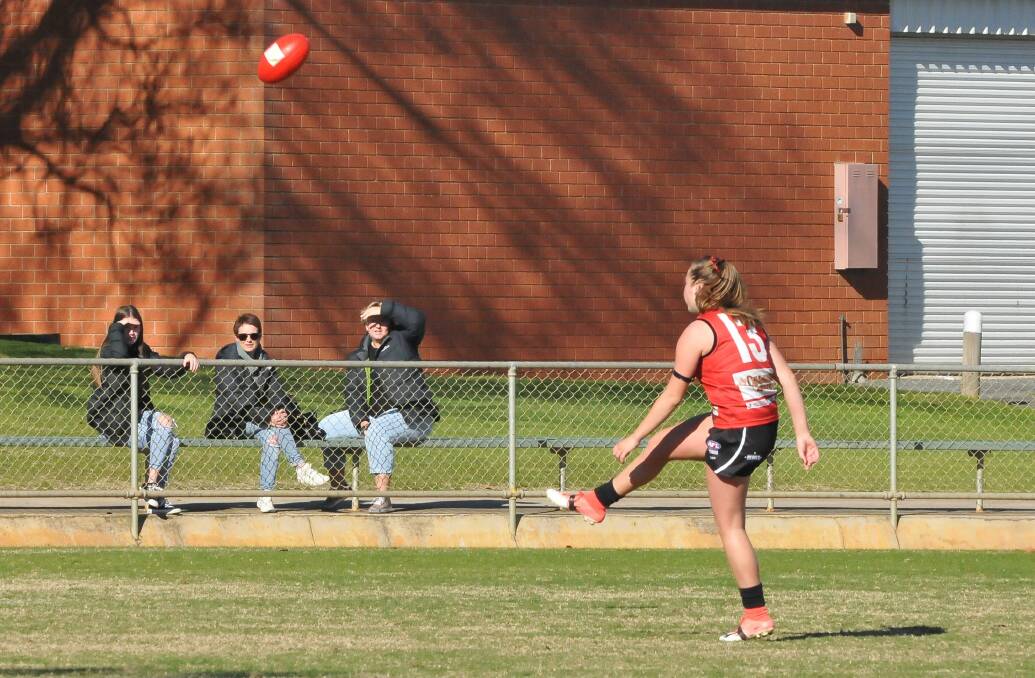 ACTION: Stawell Warriors Crystal Summers in action during the last home game of the season at Central Park. Pictures: CASSANDRA LANGLEY