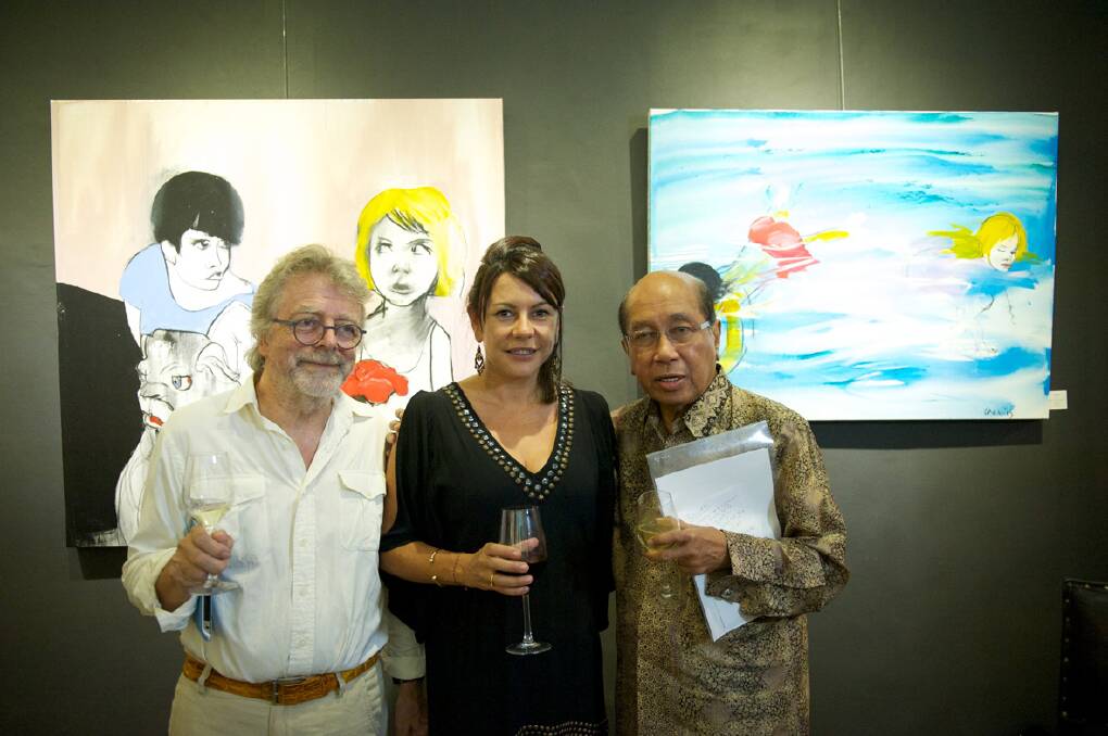 Artist Geoff Todd, director of Positive Negative Visual Gallery Debbie Amelsvoort and
Ambassador Sabam Siagian, editor in chief of the Jakarta Post.
