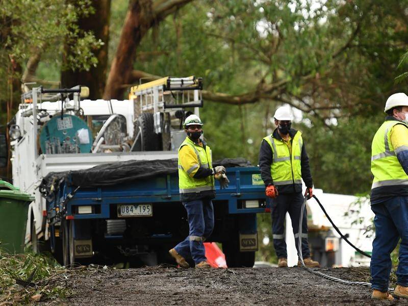 Crews are working to repair storm damage in Victoria, with more than 2000 homes still off-grid.