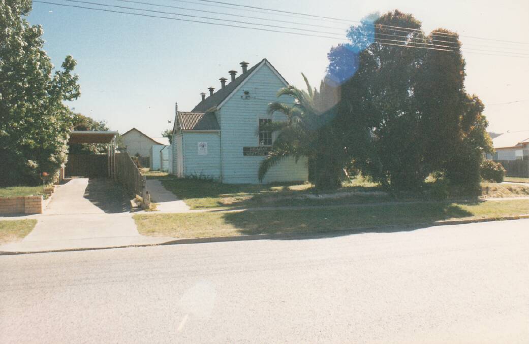 The Ararat West Uniting Church was was demolished in 1987 to make way for
the new building.