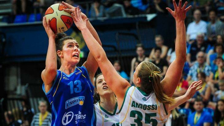 Alex Bunton in action for the Canberra Capitals against Dandenong Rangers.  Photo: Katherine Griffiths 