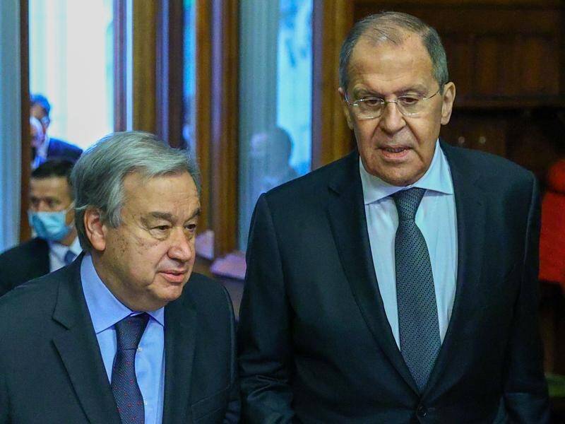 Russian Foreign Minister Minister Sergei Lavrov (R) and UN head Antonio Guterres are urging talks.