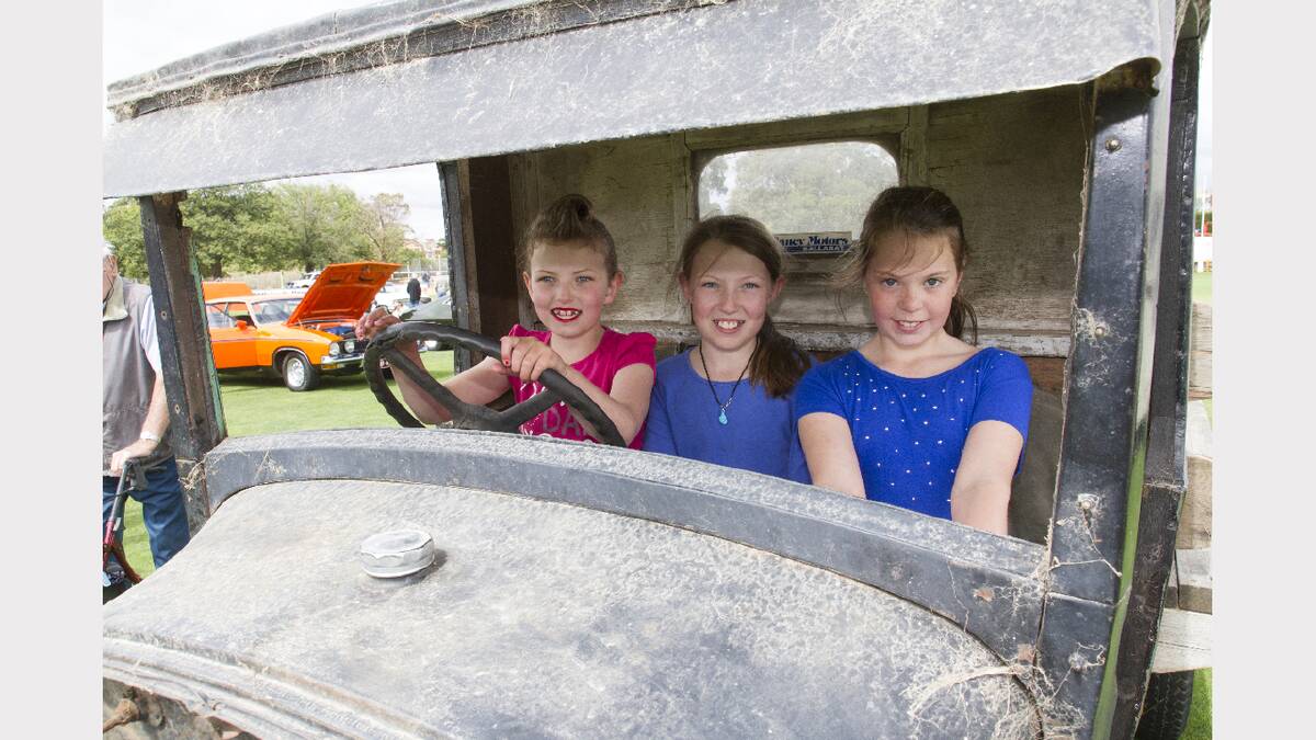 Claire, Amy and Jesse found a really old truck to have a closer look at.