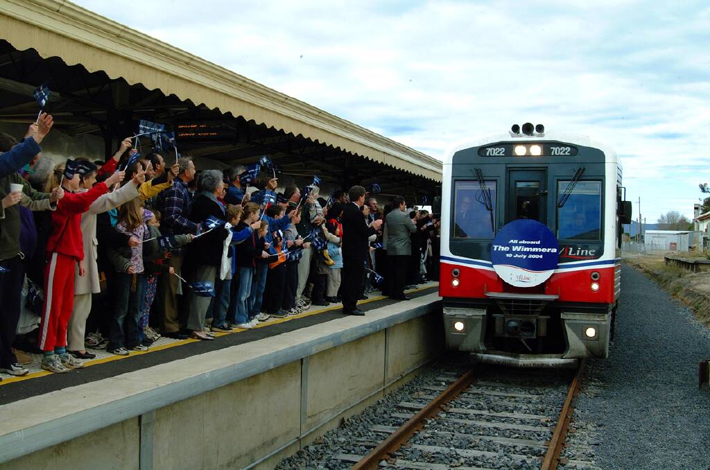 Thousands welcomed the first passenger train back to the Ararat Railway Station 10
years ago in 2004.