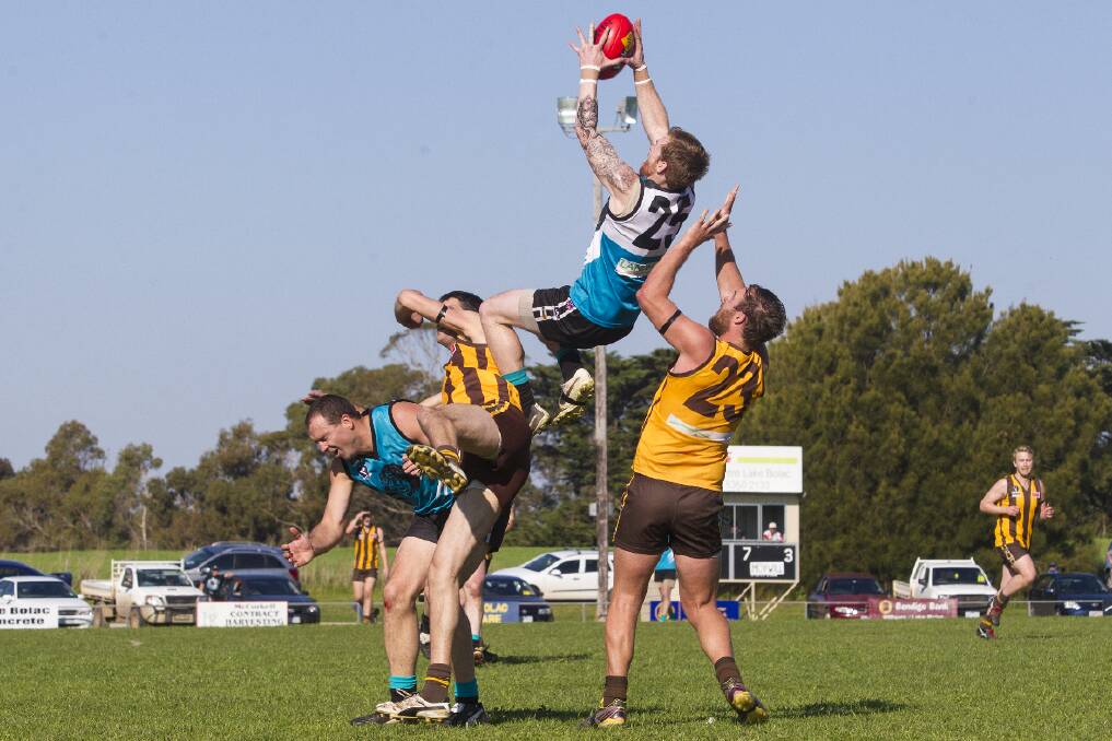Moyston/Willaura forward Aaron McKinnis takes a high fl ying mark during last weekend’s semi final clash with Tatyoon. The Pumas lost the match by 29 points and will now face Hawkesdale/Macarthur in the preliminary final at Penshurst tomorrow. 