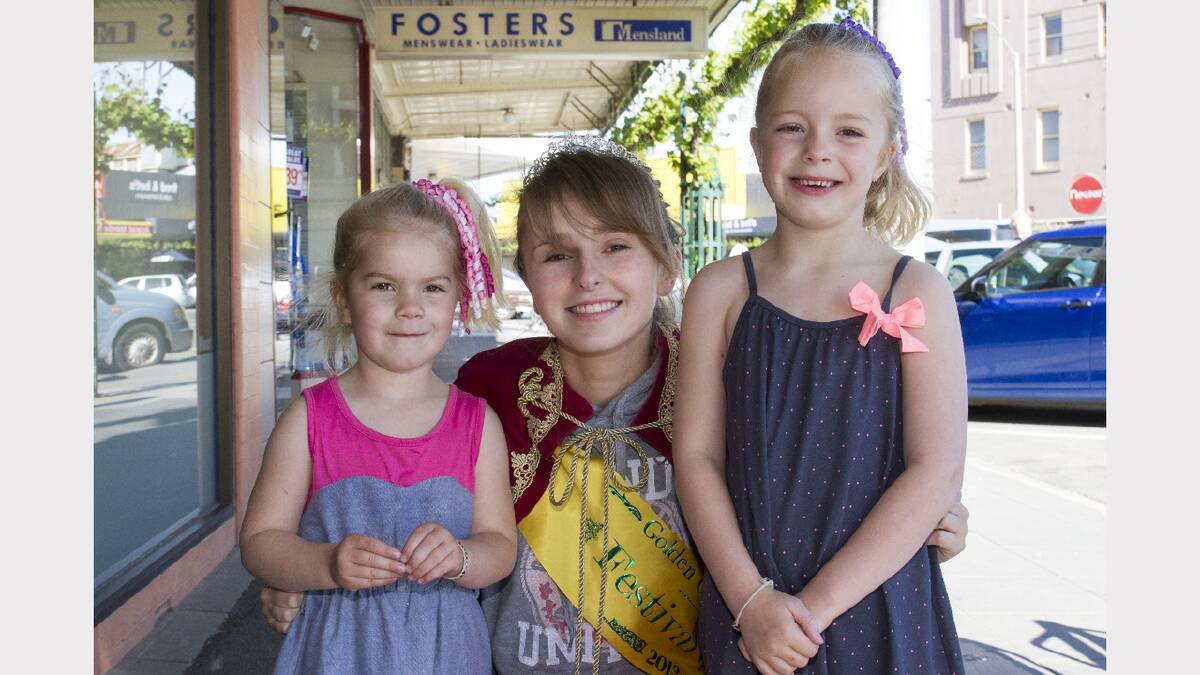 Hannah and Aylah meet a Queen in Barkly Street.